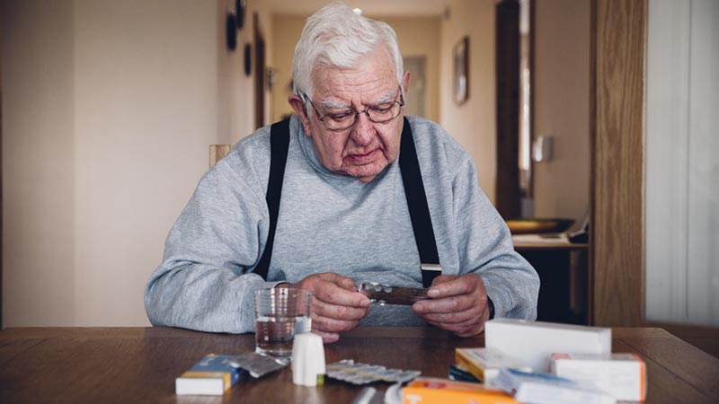 Idoso a mexer em medicamentos